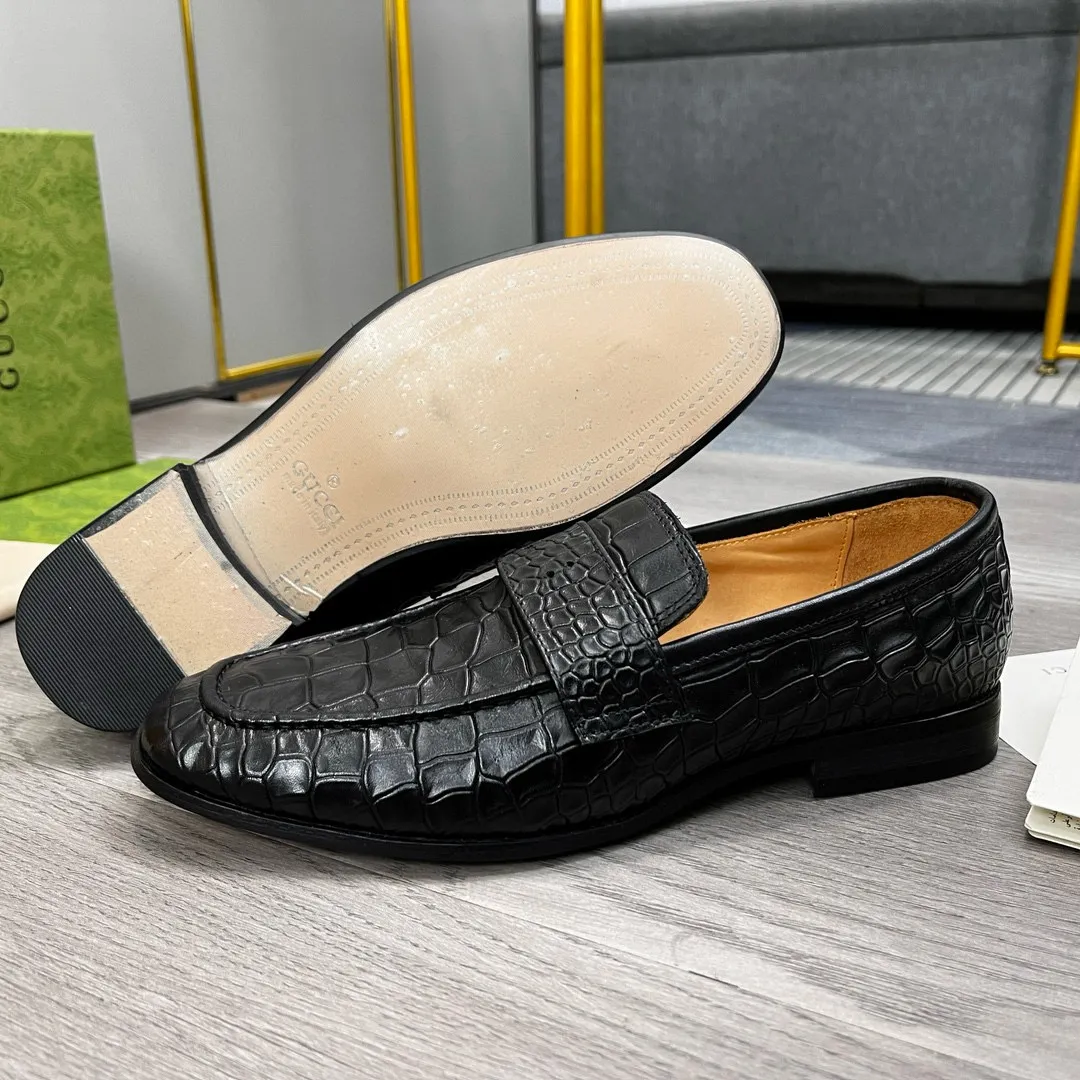Ex-factory price: 480💰-(Gucci) men’s loafers! Genuine molded horsebit, a classic must-have for your shoe cabinet! The feet are particularly delicate! This Gucci original version is a set last, and we are consistent with the counter! Therefore, it is more comfortable in terms of last shape and comfort! Take it to the counter and compare at will! Good shoes are more than just what they make! But grasp the essence from the inside out! Material: Imported first-layer cowhide! Genuine leather outsole imported from Italy, size: 39-44 (38/45 customized, non-refundable)